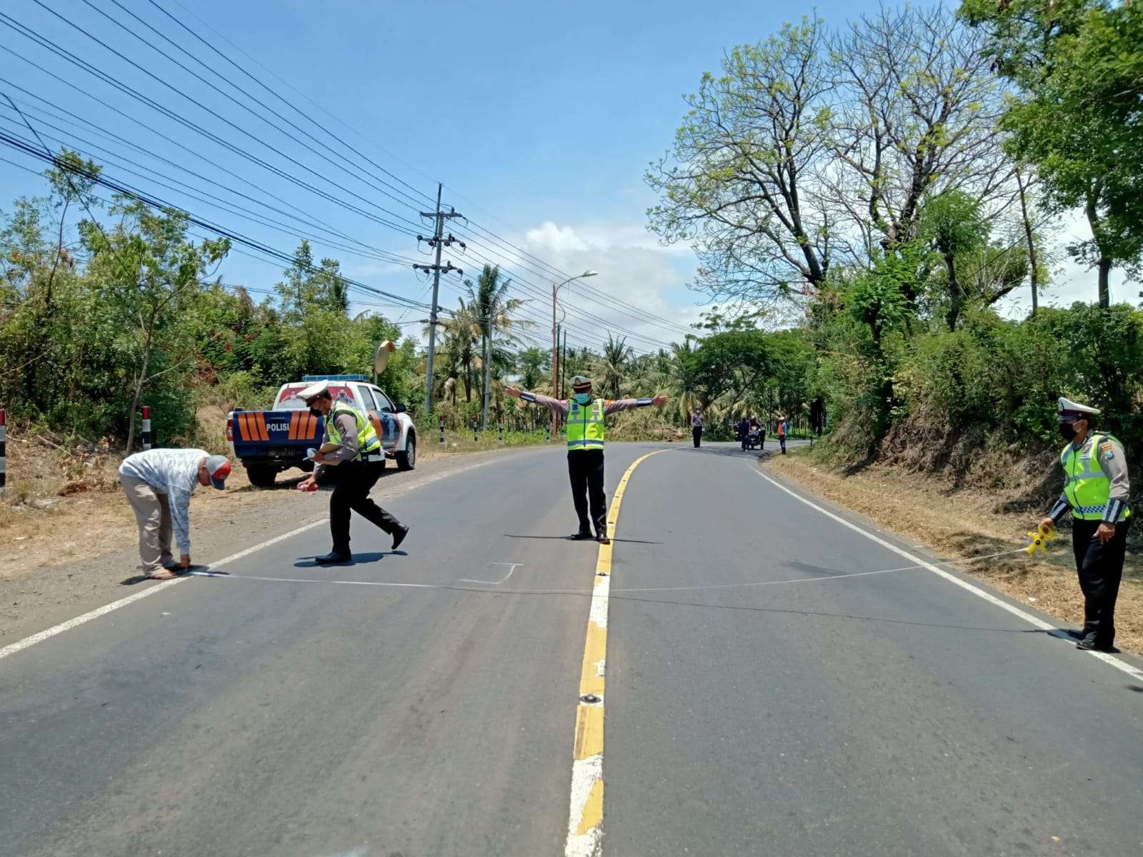 Petugas Unit Penegakan Hukum Satlantas Polresta Banyuwangi melakukan olah TKP kecelakaan maut. (Foto: Istimewa)