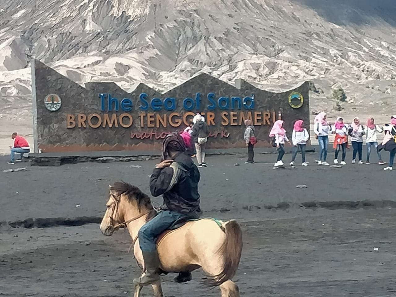 Objek wisata Gunung Bromo kembali ditutup terkait naiknya PPKM menjadi Level 3 di empat kabupaten yang menjadi pintu gerbang ke Bromo. (Foto: Ikhsan Mahmud/Ngopibareng.id)