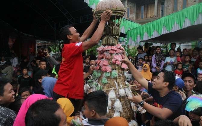 Ilustrasi ritual Rebo Wekasan dengan arakan tumpeng gunung sebagai cara bersedekah dengan bumi. (Foto: Istimewa)