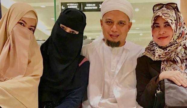 Mendiang Ustadz Arifin Ilham bersama ketiga istrinya. (Foto: Istimewa)