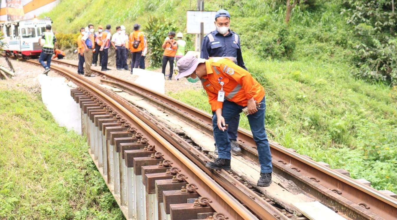 Petugas PT KAI sedang memeriksa kondisi salah satu jembatan lintasan Kereta Api (foto :istimewa)