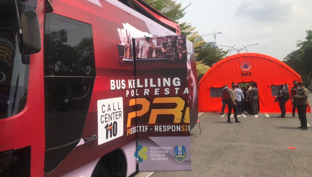 Mobil vaksin keliling yang parkir di depan Cito Mall (Foto: Andhi Dwi/Ngopibareng.id)