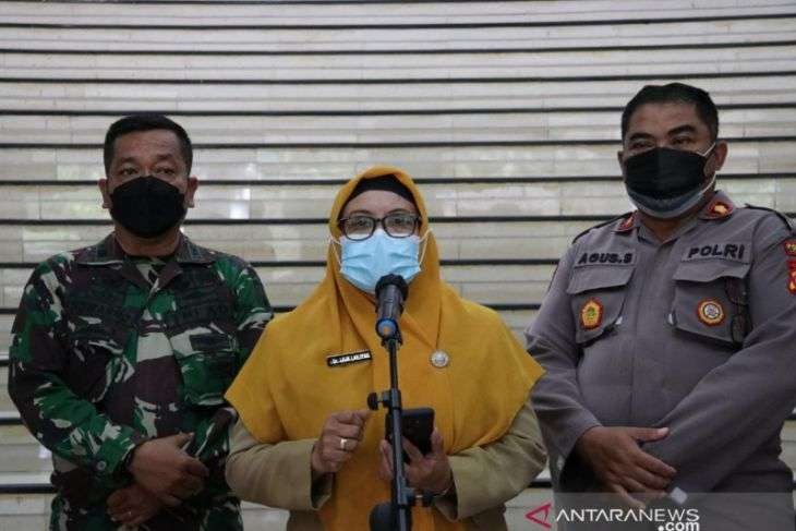 Plt Kepala Dinkes Kabupaten Jember dr Lilik Lailiyah (tengah) saat menyampaikan capaian vaksinasi dan turunnya level PPKM di Kantor Pemkab Jember, Selasa petang 5 Oktober 2021. (Foto: Antara/Diskominfo Jember)