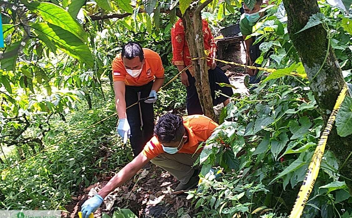 Polisi melakukan identifikasi di lokasi penemuan mayat bayi (Foto: Istimewa)