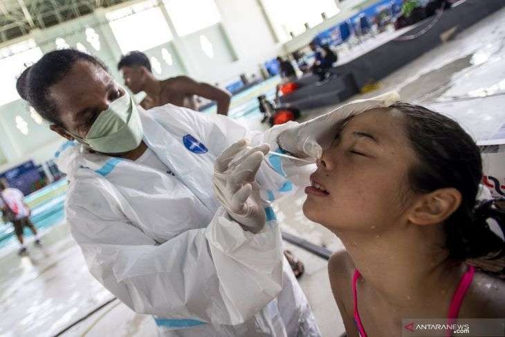 Petugas medis sedang lakukan tes usap antigen untuk atlet renang yang berlaga di PON Papua. (Foto: Antara)