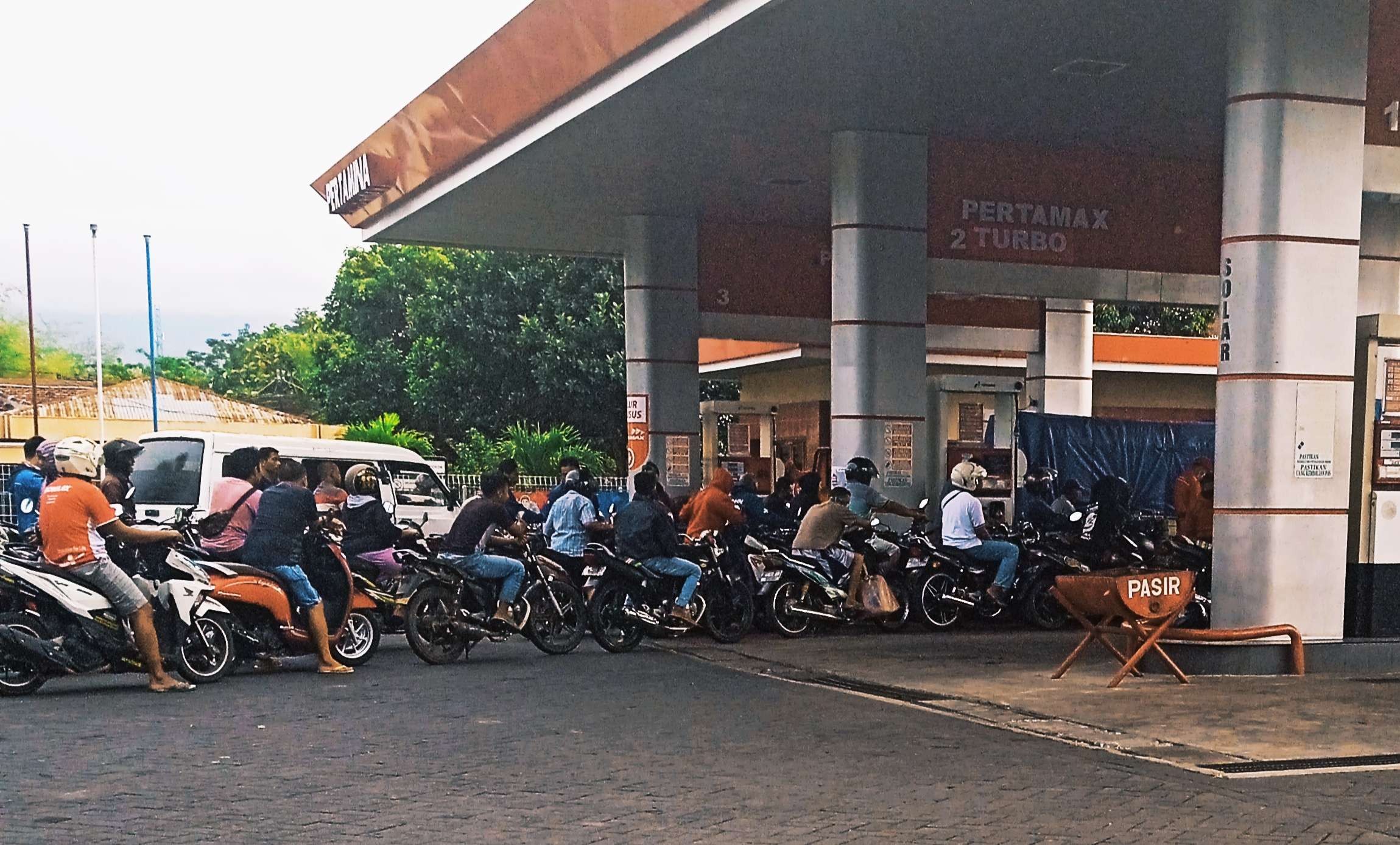 Warga pemilik kendaraan bermotor di Bondowoso antre membeli pertalite dan pertamax di SPBU Kademangan Tenggarang, Rabu 6 Oktober 2021 pagi. (Foto: Guido Saphan/Ngopibareng.id)