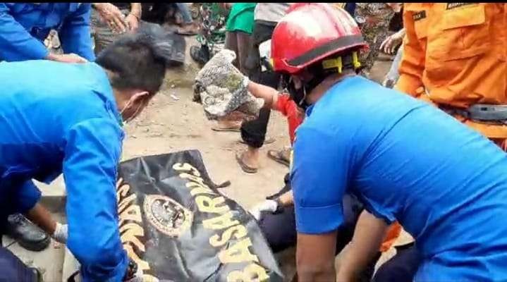 Tim gabungan menggunakan tali dan katrol untuk mengevakuasi jasad korban dari dalam sumur (Foto: Istimewa)