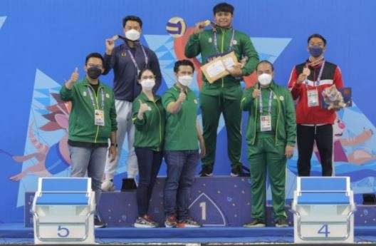 Wakil Gubernur Jatim Emil Elestianto Dardak memberi dukungan langsung pada kontingen PON Jatim di Jayapura, di Cabor Selam Kolam. (Foto: Kominfo Jatim)