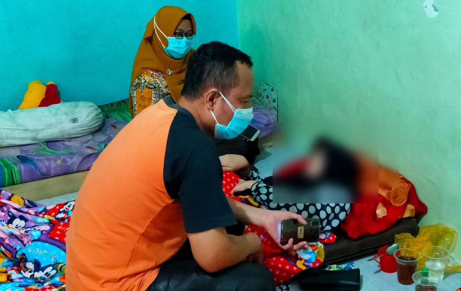 Petugas mengecek kondisi salah satu santriwati yang diduga keracunan nasi goreng. (foto:istimewa)