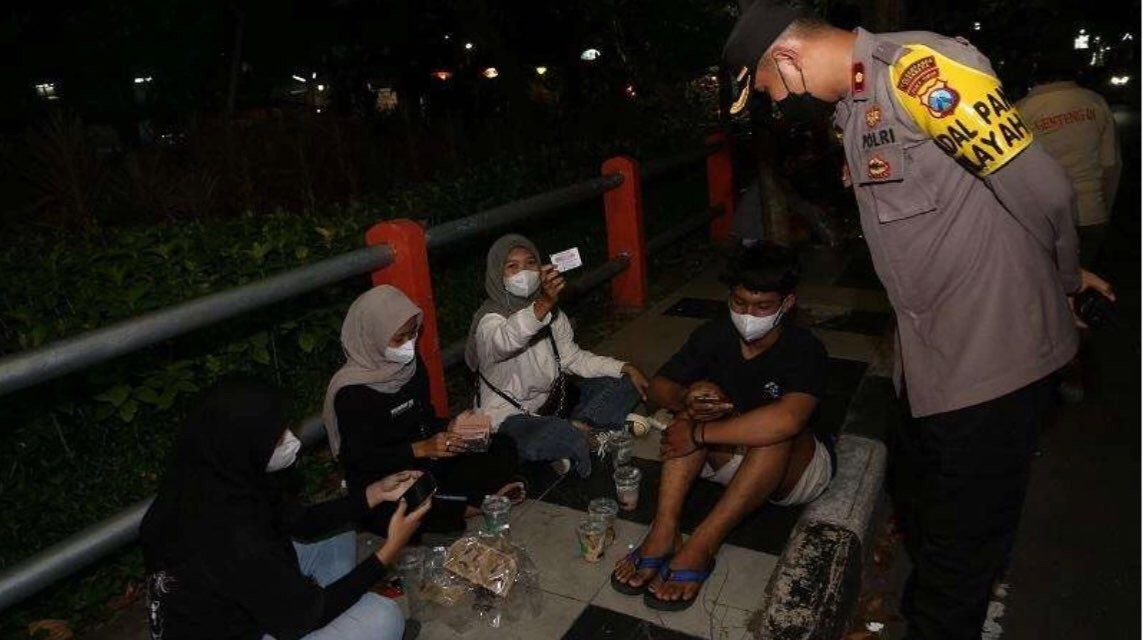 Petugas Swab Hunter mendatangi kerumunan warga di Surabaya. (Foto: Istimewa)