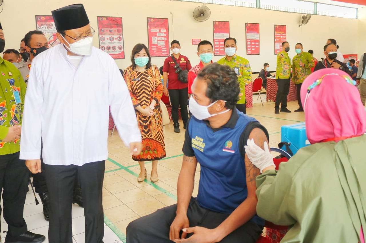 Walikota Pasuruan Saifullah Yusuf saat meninjau vaksinasi di Lapas Kelas IIB Kota Pasuruan, Kamis 7 September 2021.