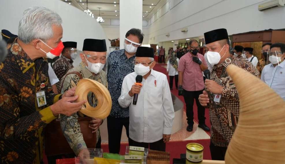 Gubernur Jateng Ganjar Pranowo bersama Wapres Ma'ruf Amin mendiskusikan penanggulangan kemiskinan ekstrem. (Foto: Setwapres)