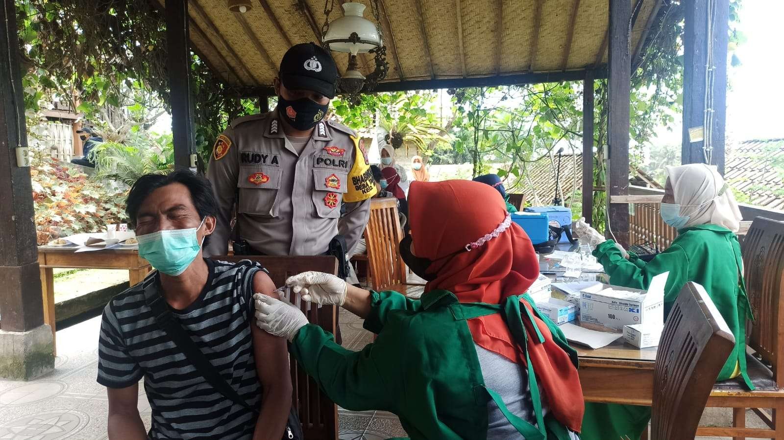 Salah seorang warga mengikuti vaksinasi massal di salah satu rumah makan di wilayah Kecamayan Glagah, Banyuwangi, beberapa waktu lalu. (Foto: Muh Hujaini/Ngopibareng.id)