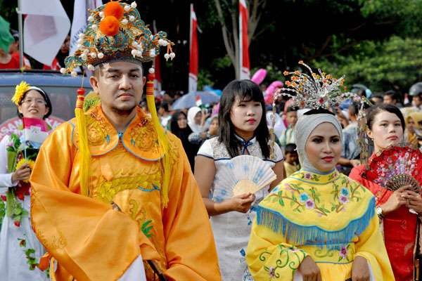 Dosen Antropologi Universitas Malikussaleh, Teuku Kemal Fasya bersama istrinya, dalam suatu karnaval berbusana Tionghoa di Aceh. (Foto: Istimewa)