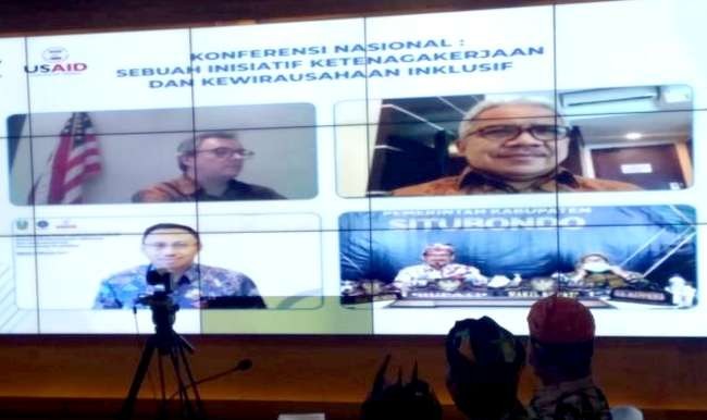 Bupati Situbondo Karna Suswandi (kiri) saat menerima penghargaan predikat Kabupaten Terinklusif 2021 di Jatim secara virtual. (Foto: Istimewa)