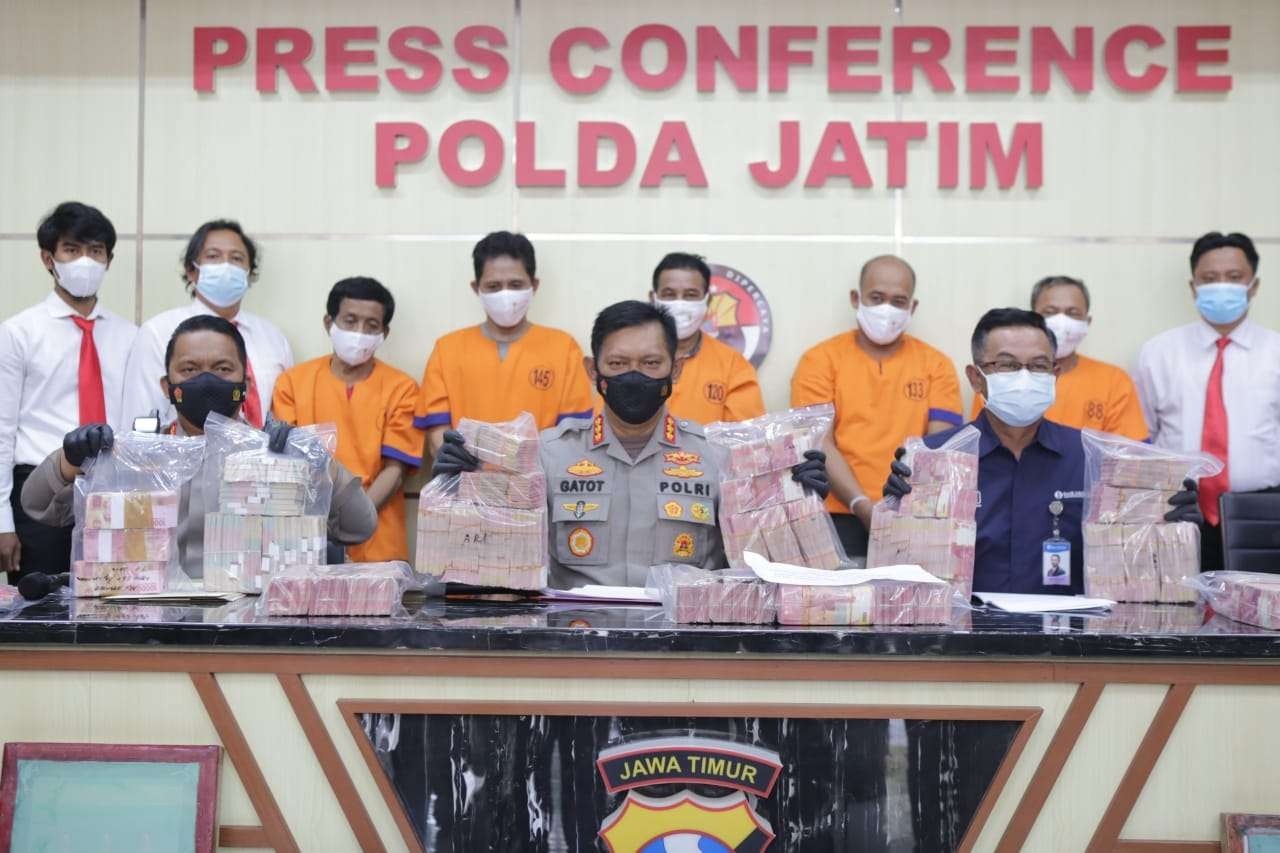 Pers rilis pengungkapan kasus jaringan pembuat dan pengedar uang palsu. (Foto: Humas Polda Jatim)