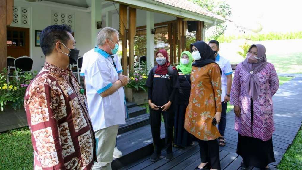 Bupati Banyuwangi Ipuk Fiestiandani berbincang dengan pihak Global Village Foundtion. (foto: Istimewa)