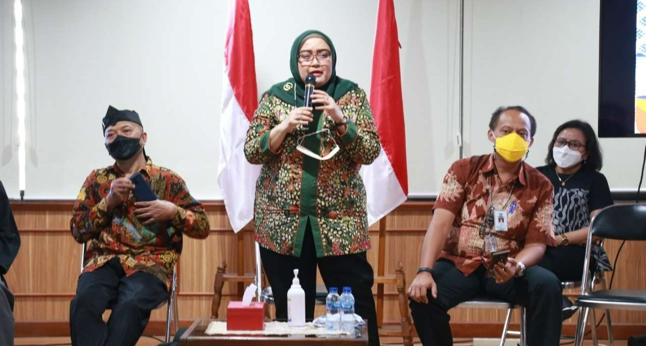 Direktur Jenderal PHI dan Jamsos Kemnaker, Indah Anggoro Putri saat membahas ketenagakerjaan bersama Tripartit, Jumat 8 Oktober 2021. (Foto: Istimewa)