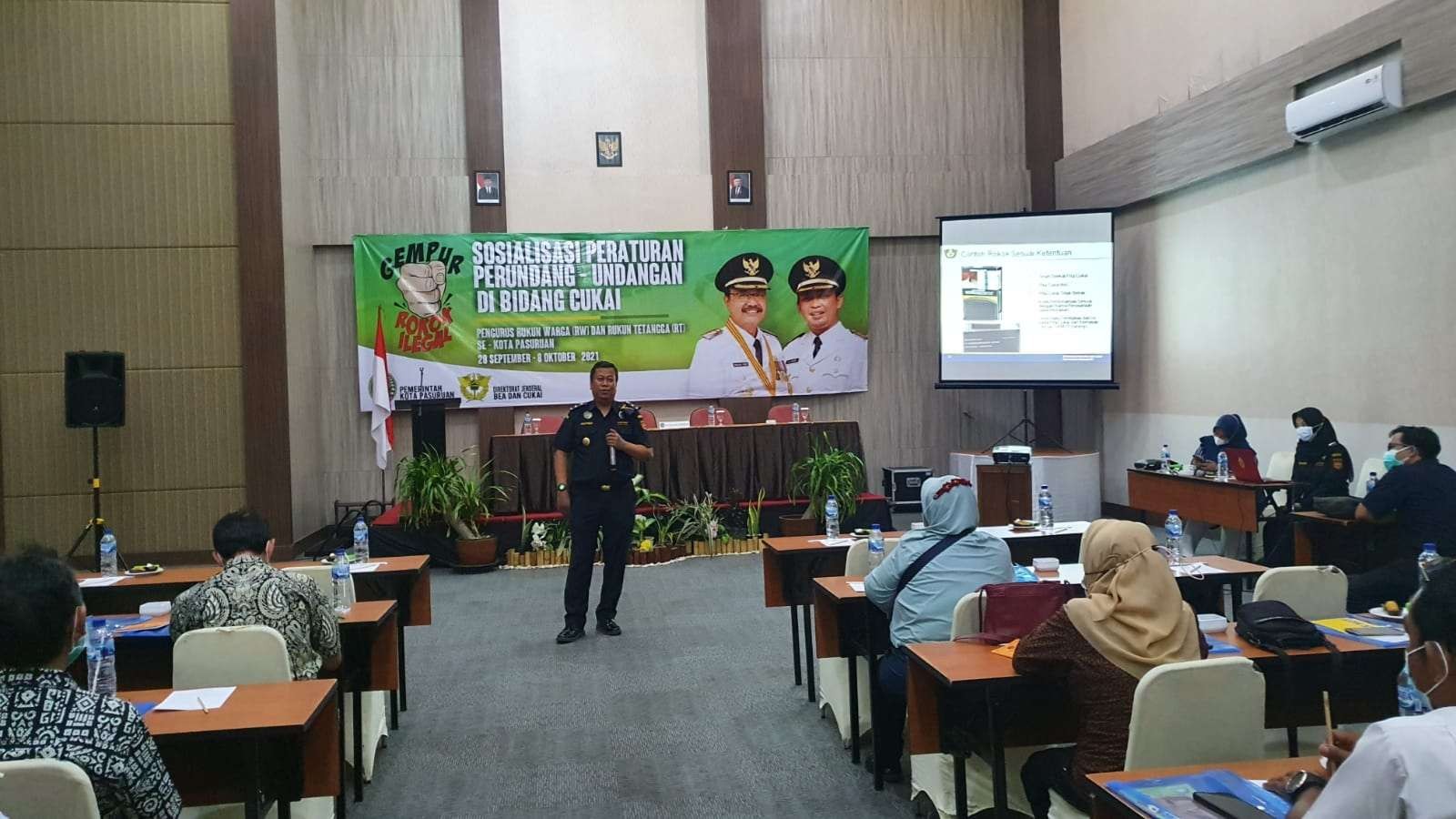 Perwakilan bea cukai Pasuruan memberikan sosialisasi tentang cukai rokok dan tembakau (Laily/ngopibareng)