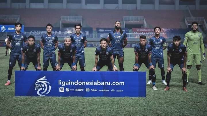 Pemain Arema FC saat sesi foto bersama sebelum laga dimulai (Instagram: @rizkydwi)