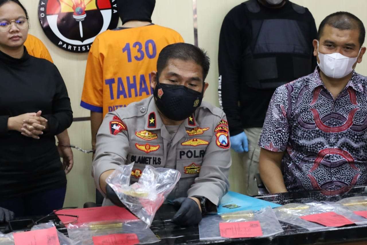 Barang bukti penggelapan emas di Surabaya. (Foto: Istimewa)