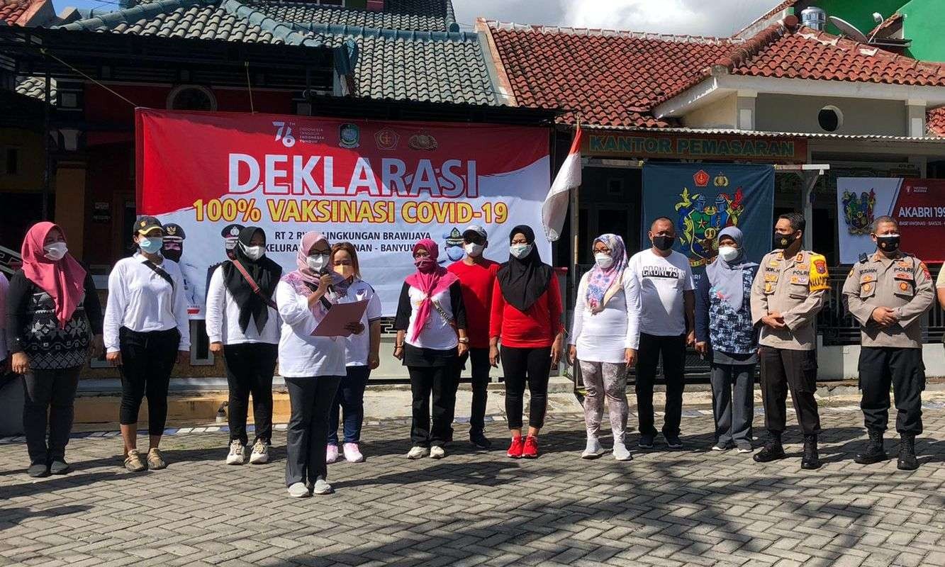 Warga Lingkungan Brawijaya melakukan Deklarasi 100% Vaksinasi Covid-19 (foto:istimewa)