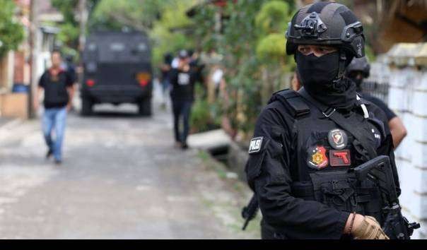 Petugas Densus 88 Antiteror Polri. Tim Densus 88 Antiteror Polri bakal menyelidiki temuan puluhan warga yang diduga terpapar ajaran NII di Garut, Jawa Barat. (Foto: Istimewa)