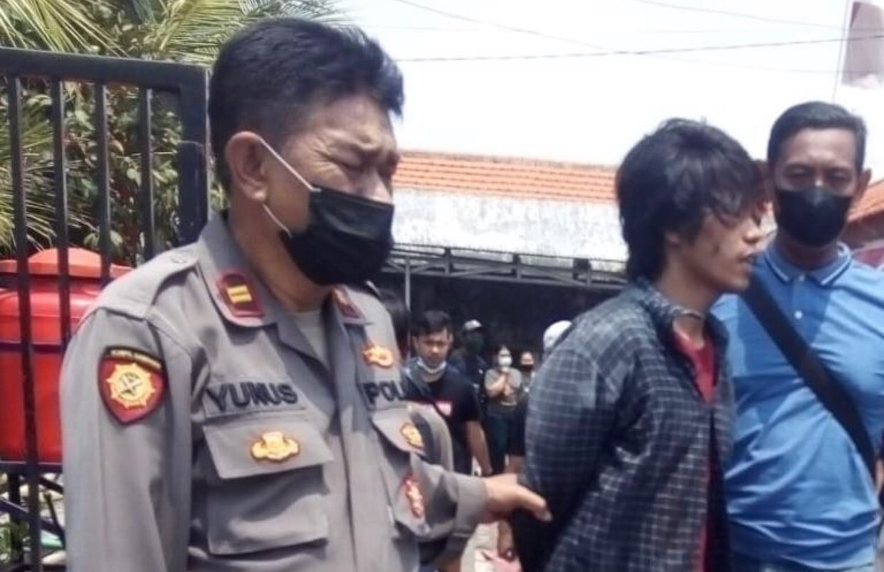 Petugas saat mengamankan pelaku dari amukan massa (Foto: dok. Polsek Asemrowo)