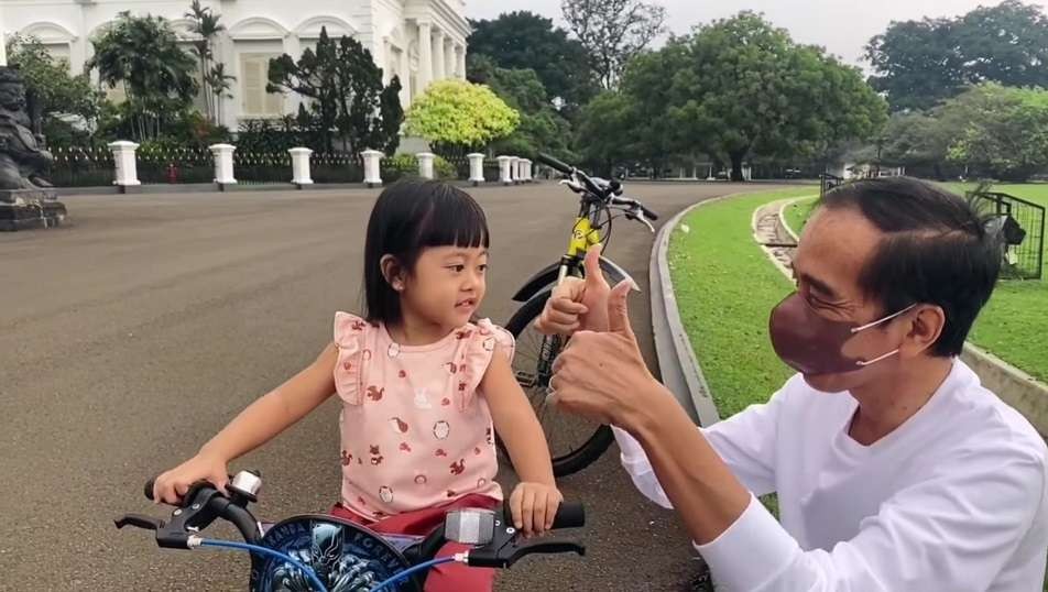 Presiden Jokowi memuji cucu perempuannya, Sedah Mirah, yang pandai menyanyikan lagu Hari Merdeka. (Foto: Instagram @jokowi)