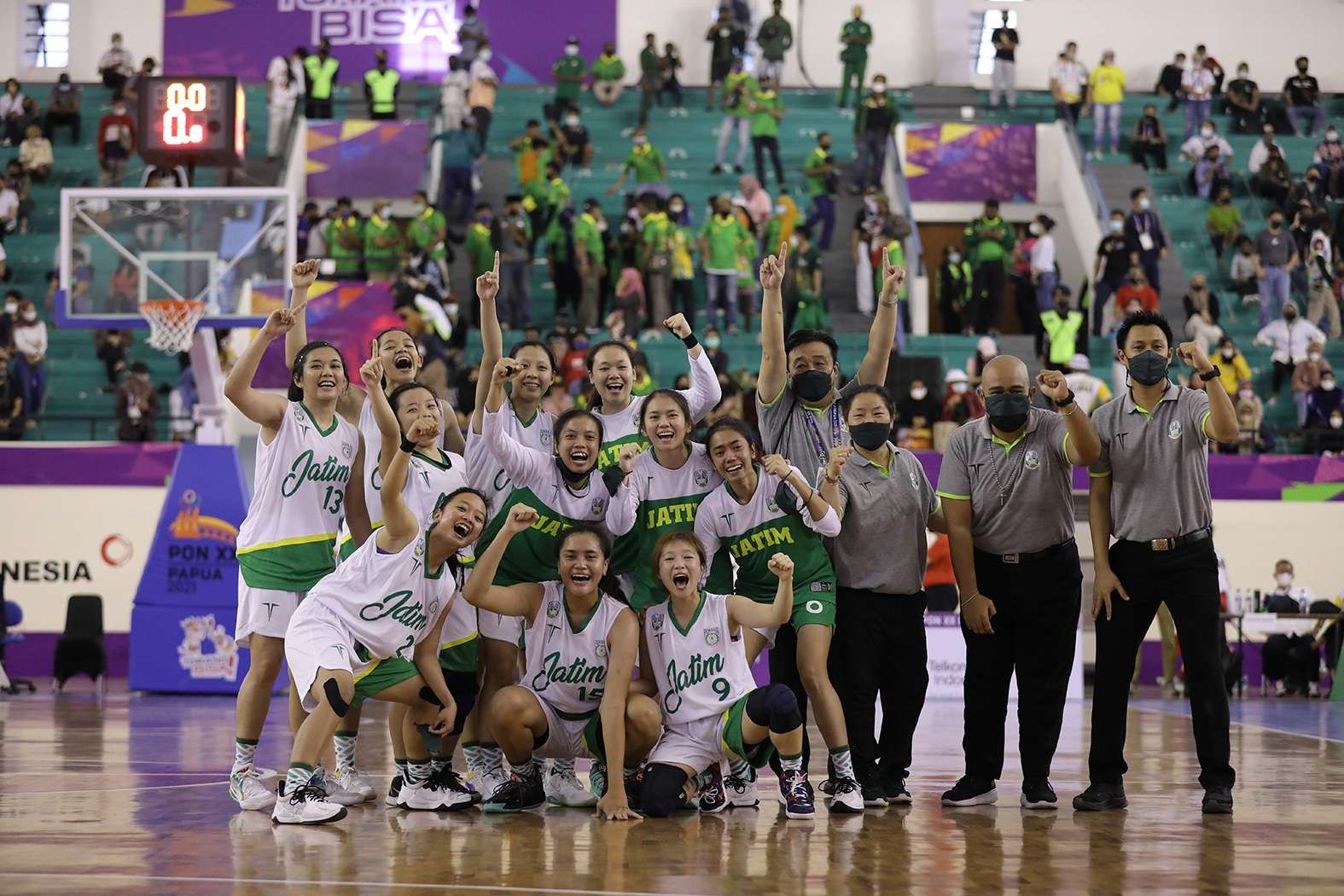 Tim basket putri Jatim meraih medali emas setelah mengalahkan Bali di final dengan skor akhir 57-37. (Foto: ponpapuafoto)