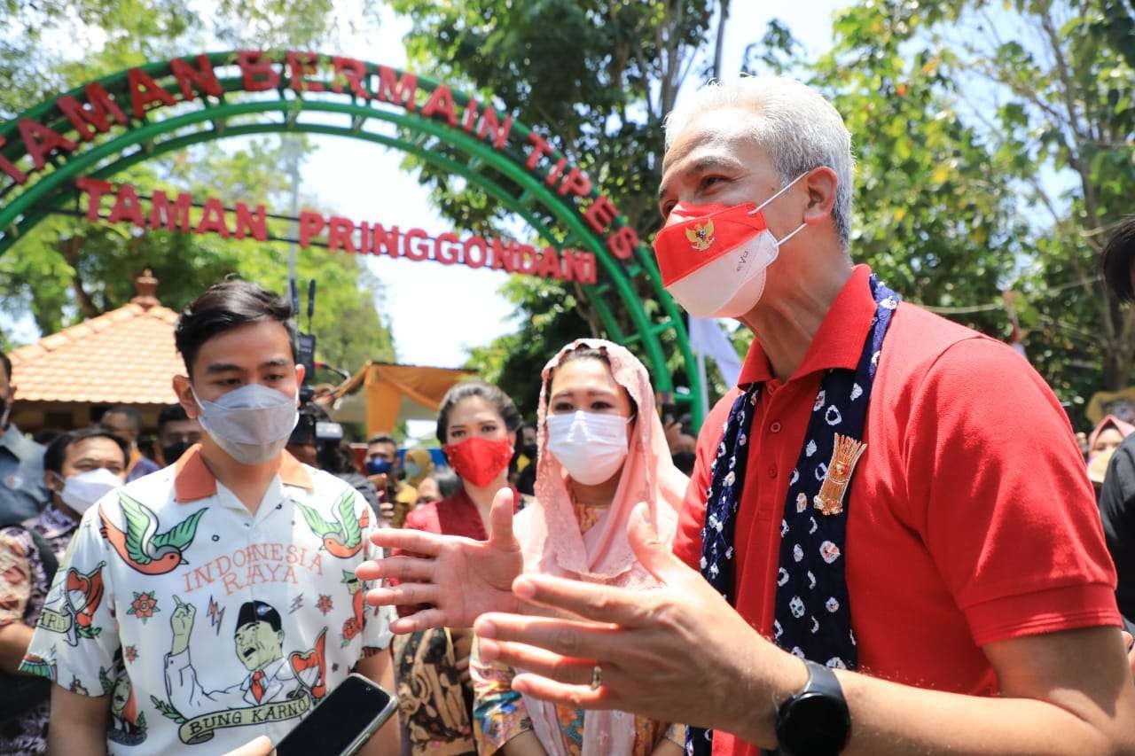 Bersama Yenny Wahid, Gubernur Ganjar meluncurkan desa damai. (Foto: Dok Jateng)