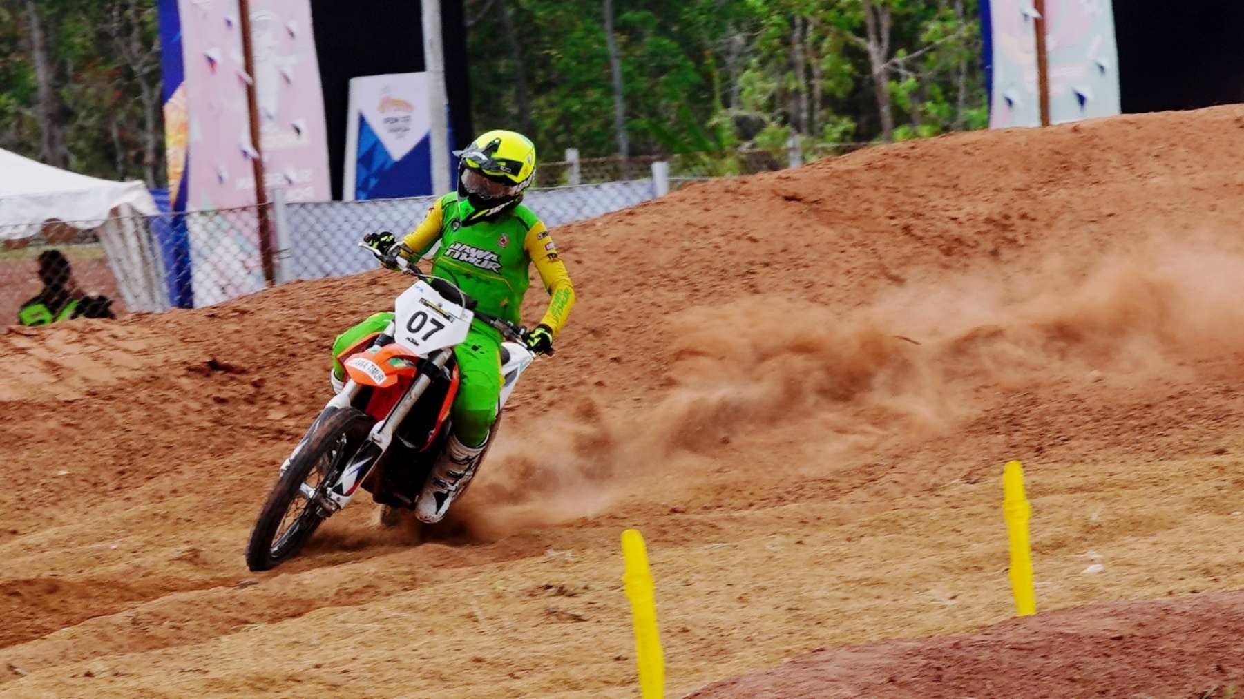 Crosser Jatim, Anandita Rigi Aditya saat tampil di motocross kelas perorangan 125 di Sirkuit Freegeeb Waninggap Sai Gau Tak, Merauke, Sabtu 9 Oktober 2021. (Foto: KONI Jatim)