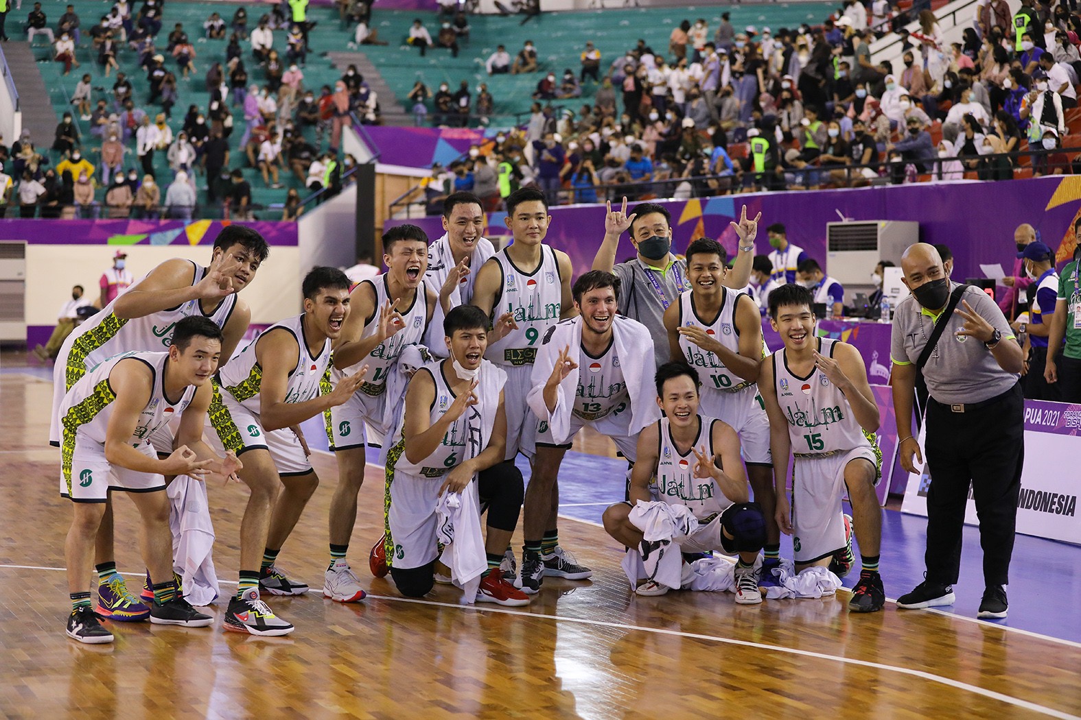 Tim basket putra Jatim meraih medali perunggu setelah mengalahkan Jateng di final dengan skor akhir 63-55. (Foto: ponpapuafoto)