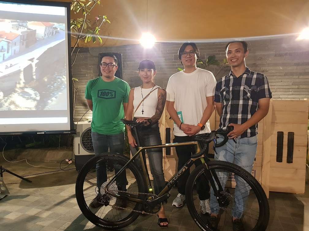 Dari kiri Yustian Nimara (Forza Cycling), Malvava (Brand Ambassador Basso), Kurniadi (FRG Cycling) dan Harly (Forza Cycling) bersama Basso Palta II yang dilaunching worldwide di 15 negara dan lebih dari 50 kota di seluruh dunia. (Foto: Istimewa)