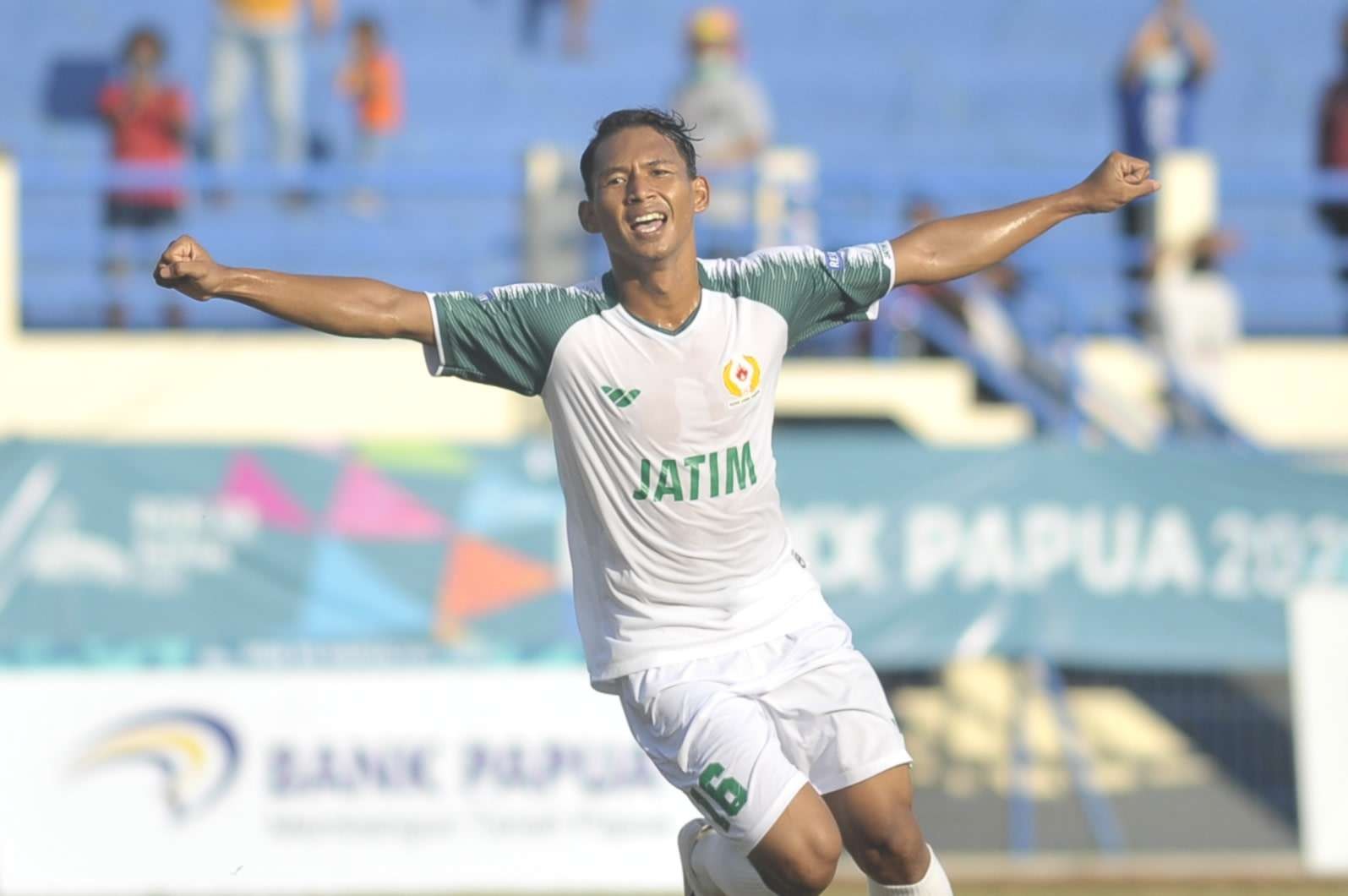 Pemain Jatim, Muhammad Krisna usai menjebol gawang Jabar di Stadion Barnabas Youwe, Jayapura, Minggu 10 Oktober 2021. (Foto: KONI Jatim)