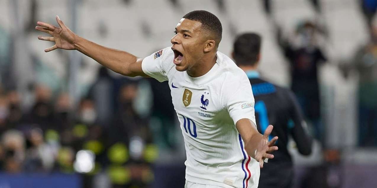 Aksi Kylian Mbappe saat berselebrasi. (Foto:Twitter/@KMbappe)