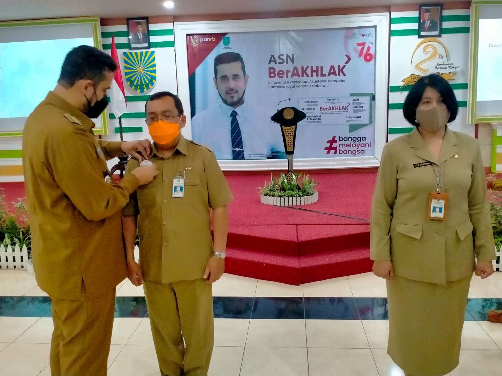 Walikota Habib Hadi Zainal Abidin (kiri) menyematkan pin di dada ASN Pemkot Probolinggo. (Foto: Ikhsan Mahmudi/Ngopibareng.id)