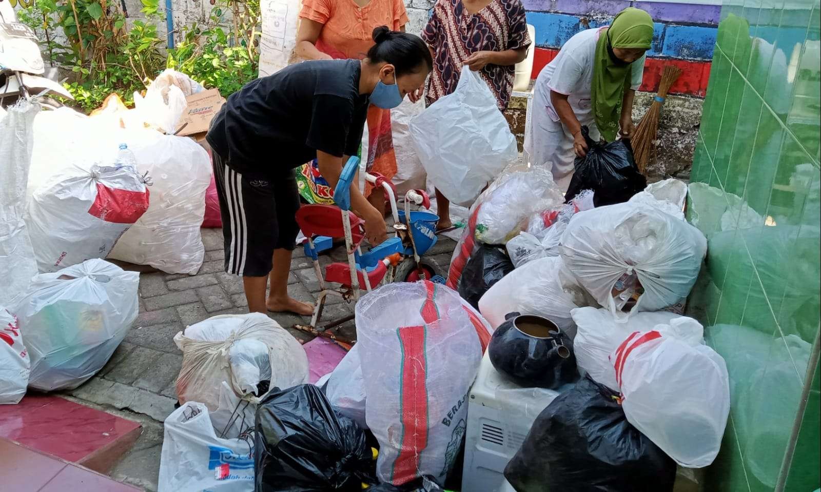 Kesibukan unit Bank Sampah Bantaran Kali Manyar ( Foto:Asmanu Sudarso/Ngopibareng.id)