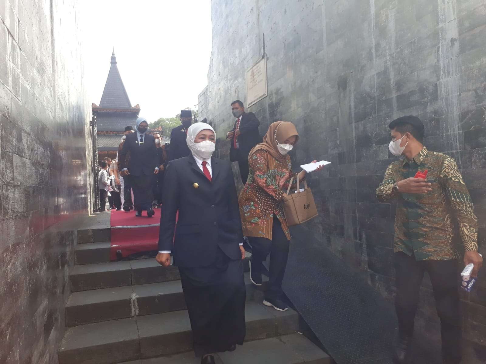 Gubernur Jawa Timur Khofifah Indar Parawansa saat keluar dari Komplek Makam Ir. Soekarno setelah berziarah di Hari Jadi Propinsi Jawa Timur, Senin 11 Oktober 2021. (Foto: Choirul Anam/Ngopibareng.id)