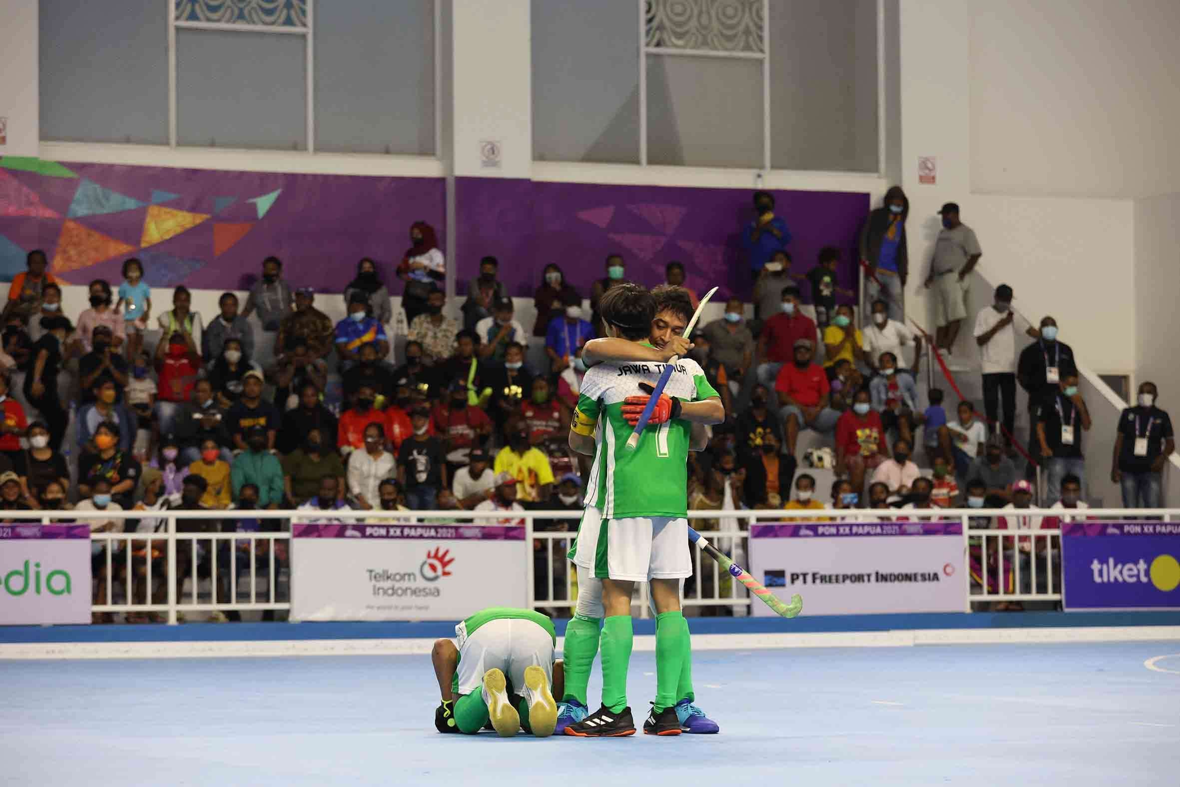 Atlet Hockey Indoor Jatim melakukan selebrasi usai meraih medali perunggu di PON XX 2021 Papua. (Foto: KONI Jatim)