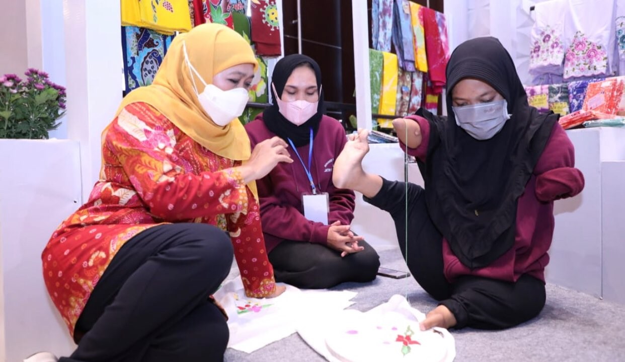 Gunernur Jatim Khofifah Indar Parawansa ketika mengunjungi stand UMKM disabilitas di Jatim Fair. (Foto: Dok. Humas Pemprov Jatim)