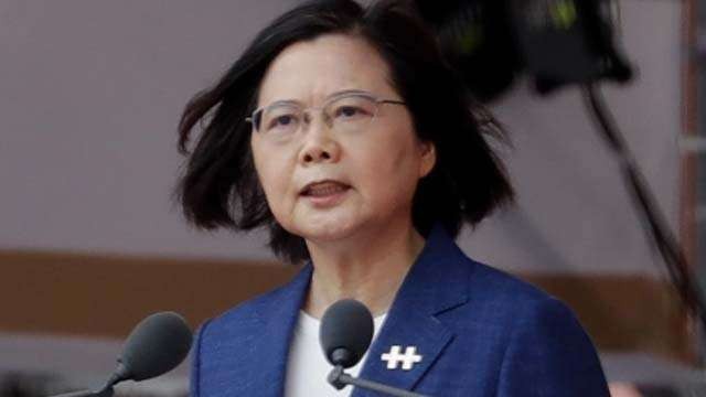 Presiden Taiwan Tsai Ing-wen saat menyampaikan pidato pada perayaan Hari Nasional di depan Gedung Kepresidenan di Taipei, Taiwan pada hari Minggu kemarin. (Foto:AP/Al Jazeera)