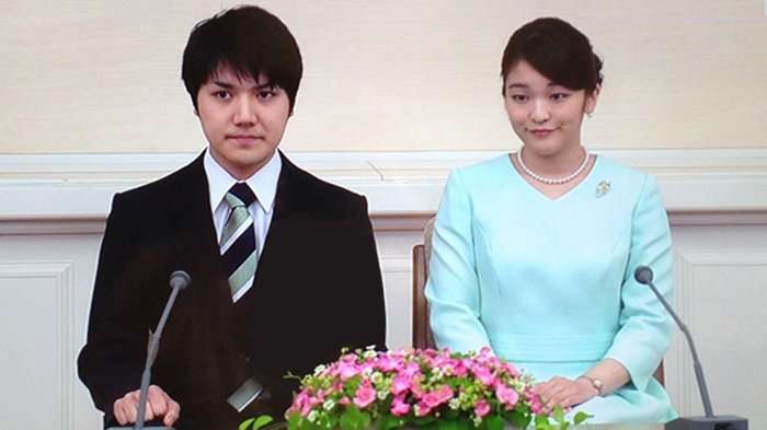 Putri Mako Akishino dan Kei Komuro saat mengumumkan pertunangannya di Akasaka East Residence, Tokyo, Jepang, 3 September 2018. Kisah cinta teman sekolah ini dimulai ketika bertemu di sebuah restoran pada 9 tahun lalu. (Foto: AFP Photo/Pool/Shizuo Kambayashi)