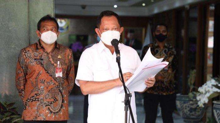 Menteri Dalam Negeri, M Tito Karnavian saat mengumumkan Kepres tentang Tim Seleksi Calon Anggota Komisi Pemilihan Umum (KPU) dan Calon Anggota Badan Pengawas Pemilihan Umum (Bawaslu) 2022-2027. (Foto: Istimewa)