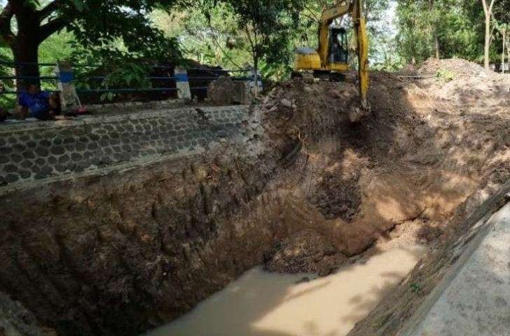 Tim peneliti Badan Pelestarian Cagar Budaya (BPCB) Jawa Timur melakukan ekskavasi pencarian sumber mata air Sendang Kuncen yang berhubungan dengan situs cagar budaya Makam Kuno dan Masjid Kuno Kuncen di Kelurahan Kuncen, Kecamatan Taman, Kota Madiun, Senin 11 Oktober 2021. (Foto: Antara/Diskominfo Kota Madiun)