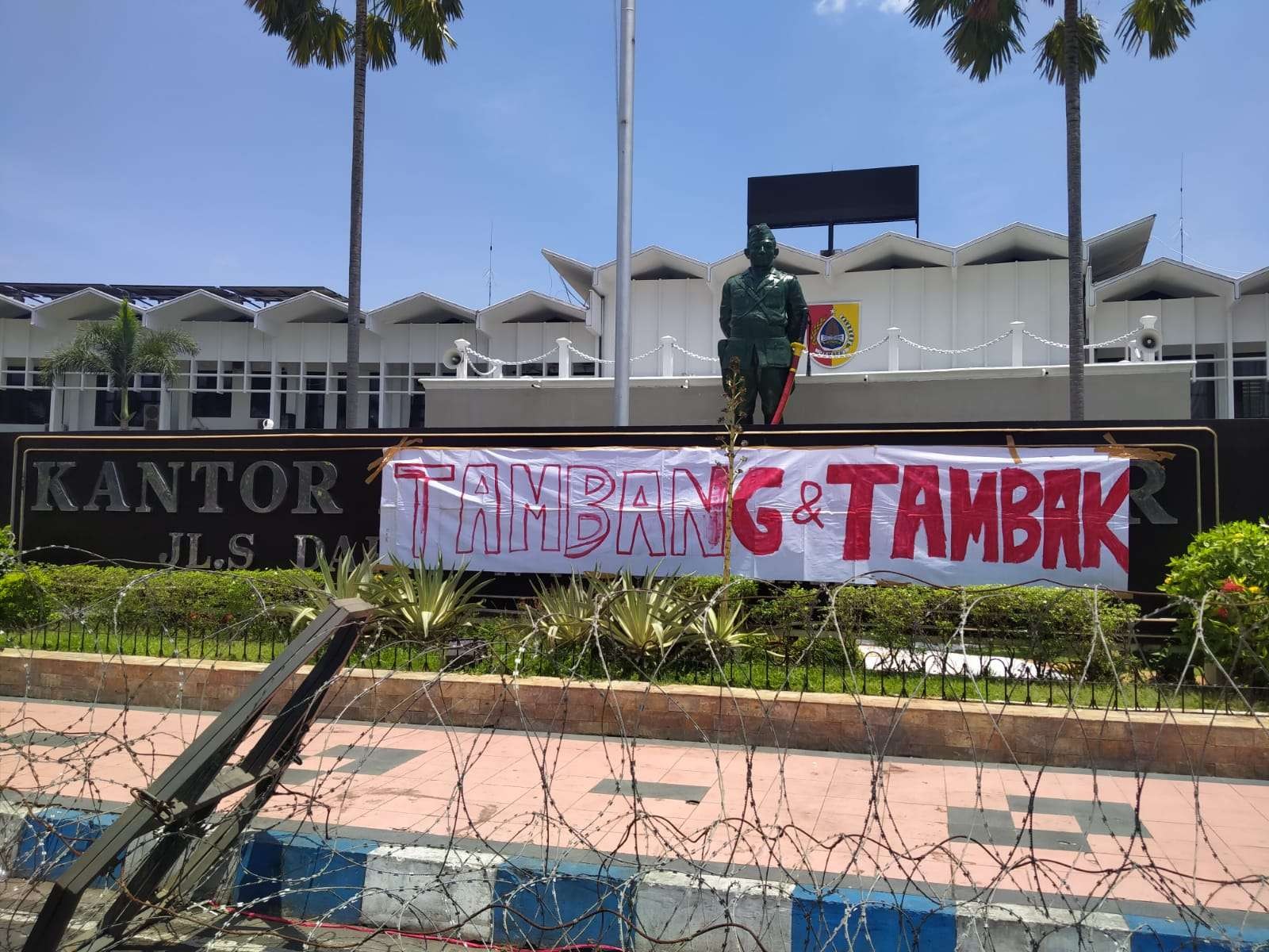 Papan nama Kantor Bupati Jember diubah menjadi Kantor Tambang dan Tambak (Foto: Rusdi/Ngopibareng.id)