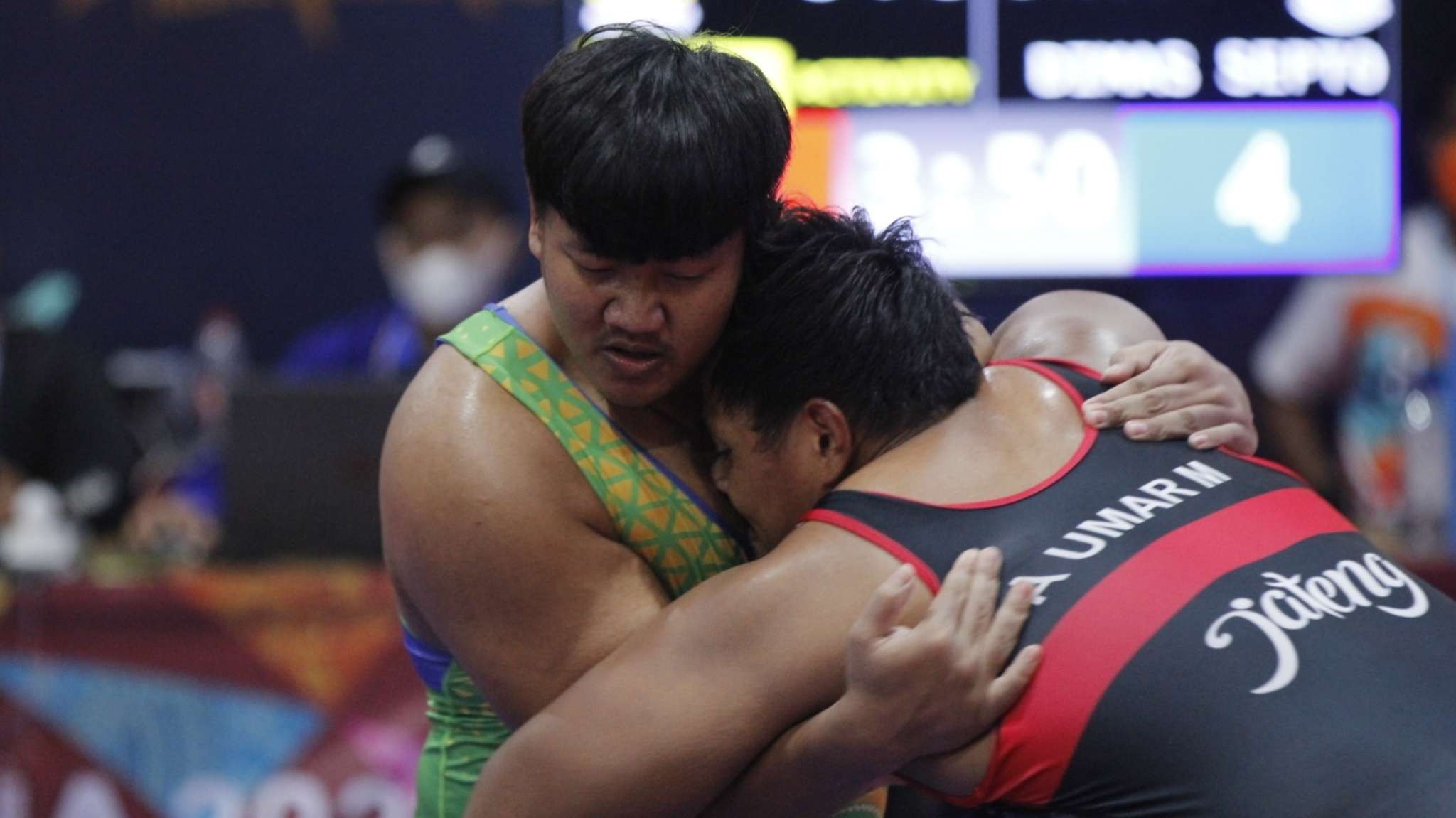 Pegulat Jatim, Dimas Septo saat melawan Pegulat Jateng Ahmad Umar di babak final kelas 125 Kg PON XX 2021 Papua di GOR Futsal Dispora, Merauke, Selasa 11 Oktober 2021. (Foto: Fariz Yarbo/Ngopibareng.id)