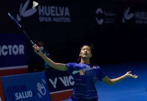 Kekalahan Putri KW dari tunggal Jepang Sayaka Takashi membuat Tim Uber Indonesia tertinggal 0-3. (Foto: AP)