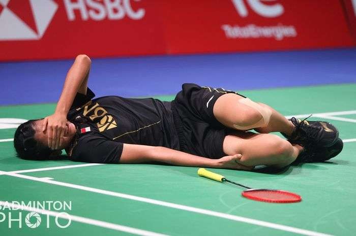 Pebulu tangkis tunggal putri Indonesia, Nandini Putri Arumni, memegangi paha kanannya usai melakukan pendaratan yang kurang sempurna pada pertandingan penyisihan Grup A Uber Cup 2020 melawan wakil Prancis, Yaelle Hoyaux, di Ceres Arena, Aarhus, Denmark, Senin 11 Oktober 2021. (Foto: Badminton Photo/YVES LACROIX)