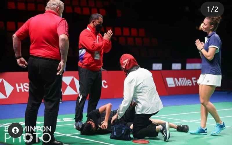 Pebulu tangkis tunggal putri Indonesia, Nandini Putri Arumni, cedera saat penyisihan Grup A Uber Cup 2020 melawan wakil Prancis, Yaelle Hoyaux, di Ceres Arena, Aarhus, Denmark, Senin 11 Oktober 2021. (Foto: Badminton Photo/YVES LACROIX)